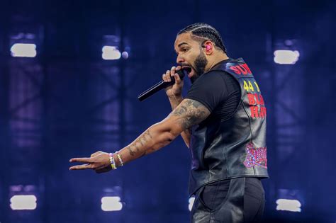 "That reaction alone shows who’s really at the top" - Internet reacts to Drake fans spamming ice ...