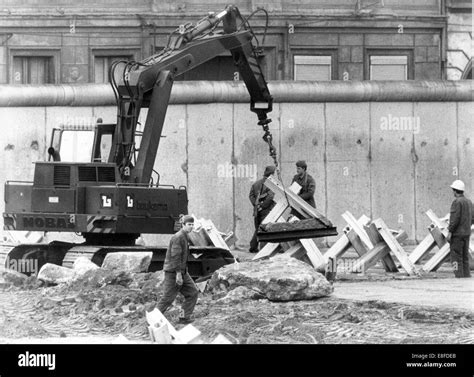 Berlin 1989 fall of wall Black and White Stock Photos & Images - Alamy