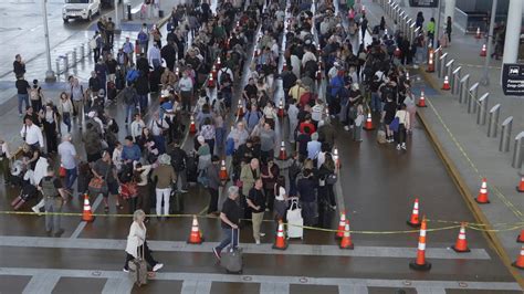 Trump announces emergency order to pay TSA agents amid budget stalemate