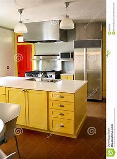 armadietti cucina stufa inossidabile degli armadietti di legno gialli della armadietti cucina stufa inossidabile degli armadietti di legno gialli della