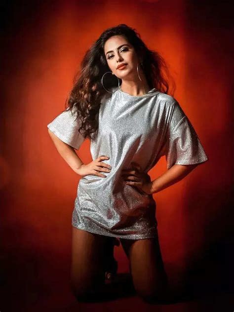 Balika Vadhu fame Avika Gor slays in swimwear as she holidays with beau ...