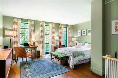 Stay in Carrie Bradshaw’s 'SATC' apartment for $23 on Airbnb