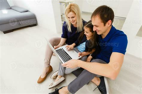 Family with Computer 的图像结果