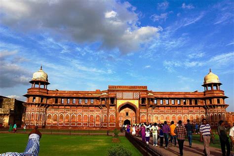 Historical Places to Visit in Agra - Travel Blog - Expedia India