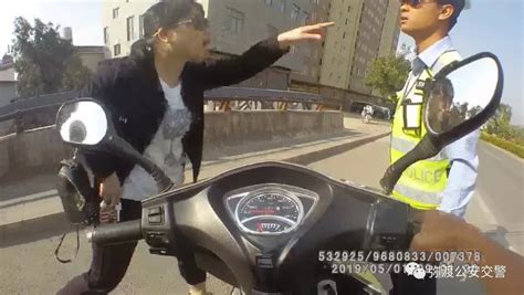 开屏新闻-云南女子骑摩托不带驾照，嚣张阻挠执法被拘留