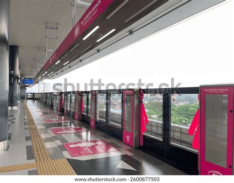 Local Train Ladies Coach 的图像结果