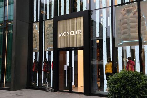 【首发】Moncler男装品牌店铺设计 – 米尚丽零售设计网 MISUNLY- 美好品牌店铺空间发现者