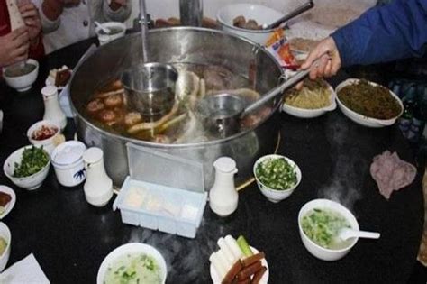 潍坊美食三大宝：肉火烧、和乐、朝天锅。。。