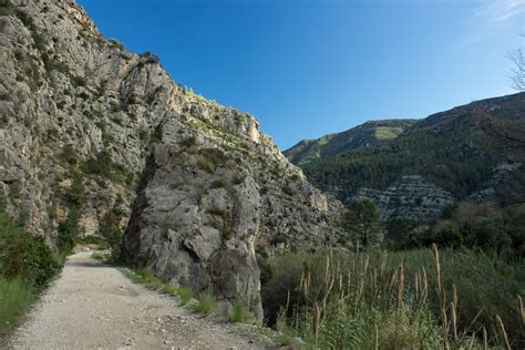 Vía verde del Serpis: 40 kilómetros del interior a la costa valenciana - EscapadaRural