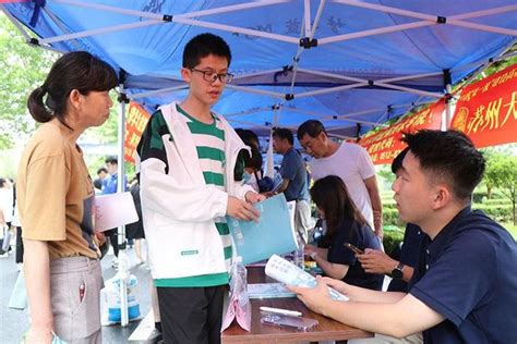 淮安中学举办高考志愿填报指导讲座和咨询活动