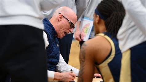 Akron basketball coach John Groce wins Hugh Durham award