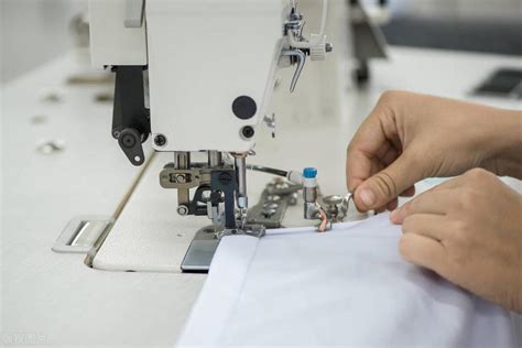 在制作手提包的女缝纫工高清图片下载-正版图片502068127-摄图网