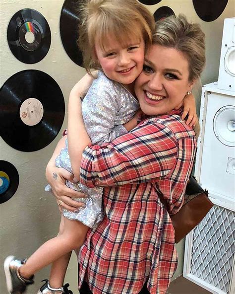 Kelly Clarkson Regrets How She Explained Pregnancy to Daughter