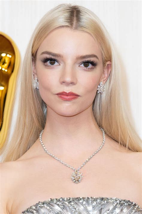 Oscars 2024: The Best (And Worst) Celebrity Hair and Makeup Looks on the Red Carpet | Anya joy ...