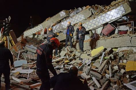 土耳其6.8強震至少18死逾500傷 房屋倒塌災情嚴重 | 地震 | 新唐人中文電視台在線