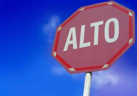 A Guide to 'Alto', the Spanish Word for Stop