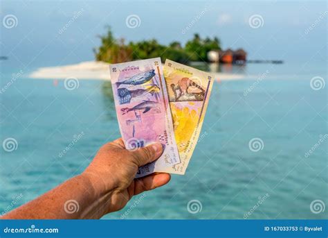 Maldivian Rufiyaa Bank Note Stock Image - Image of asia, hand: 167033753