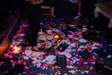 Flowers, love and broken plates: How Greeks spend night out | Daily Sabah