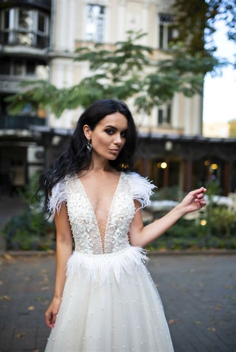 29 of the Best Pearl Wedding Dress Styles We’re Swooning Over