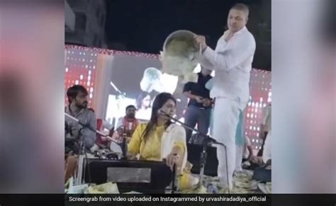 इस सिंगर ने छेड़े सुर तो फैन्स ने कर दी नोटों की बरसात, वीडियो देख रह ...