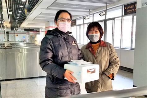 地铁上买什么礼物最新素材