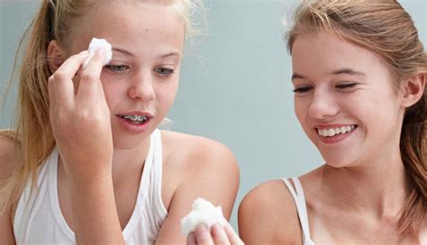 DIY Skin Toners According To Your Skin Type - lifeberrys.com