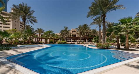 SOL Lounge | Radisson Hotels में स्वादिष्ट व्यंजनों और पूलसाइड नज़ारों ...