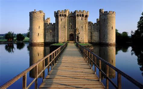 Bodiam Castle: Majestic Man-Made Fortress HD Wallpaper