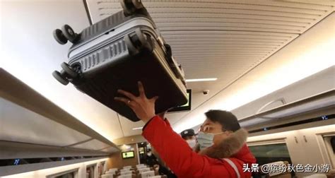 男性在高铁上放行李摄影图6240*4160图片素材免费下载-编号910602-潮点视频