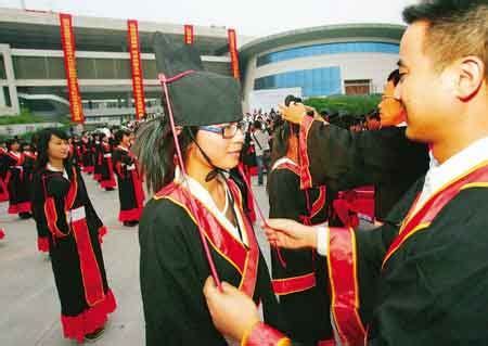 温州大の学生が中国の伝統的な服を着て、成人式に出る（写真）