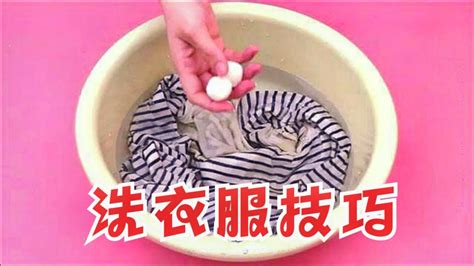 丈夫帮助妻子把衣服放在洗衣机里幸福的亚裔情侣在家共度时高清图片下载-正版图片506735469-摄图网