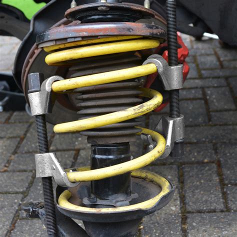 How to Use a Coil Spring Compressor for a 1996 GMC 1500 2WD 的图像结果