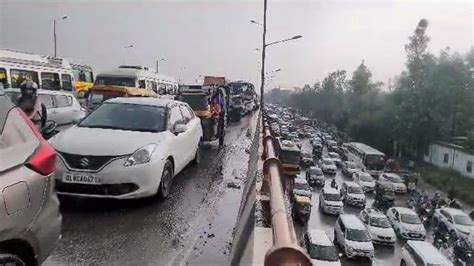 गुरुग्राम की सड़कें बनीं दरिया, 2 फिट तक भरा पानी और 5KM लंबा जाम ...