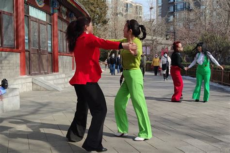 紫竹院广场舞，姜老师即兴表演，旋律好听，舞步专业好看_凤凰网视频_凤凰网