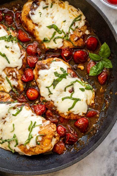 Chicken Caprese Skillet - The Recipe Rebel [VIDEO]