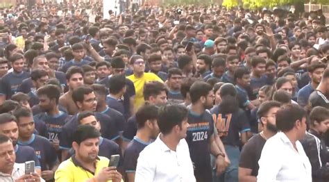 Saina Nehwal, Rajkumar Rao urge people to come out and vote during ...