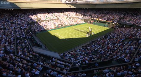 Carlos Alcaraz stops Wimbledon match to help ill fan