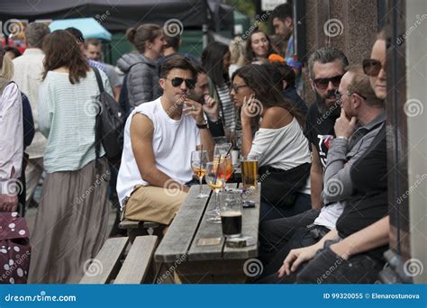 Local Siting People 的图像结果