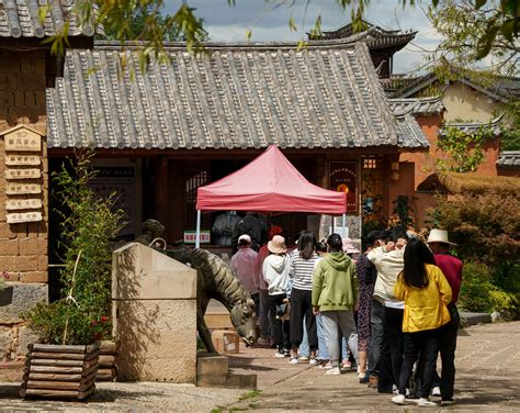People Standing Outside 的图像结果