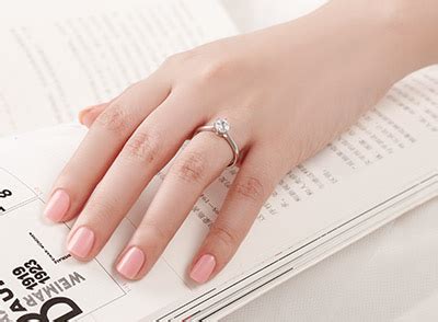 结婚戒指戴哪个手指图片 有什么说法含义 - 中国婚博会官网