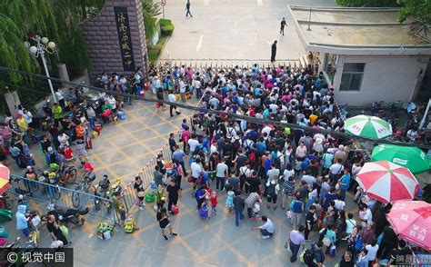 少年宫陪读家长挤满廊道 呼吁少年宫增加公共设施_深圳新闻网