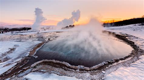 Bing image: Géiser de Strokkur, Islandia - Bing Wallpaper Gallery