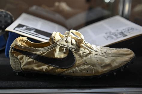 Sotheby’s: Σε δημοπρασία τα ιστορικά «Moon Shoes» της Nike - Radar.gr ...