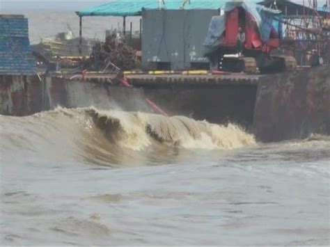 Big waves rose in the sea of Alang of Talaja, water penetrated in the ...