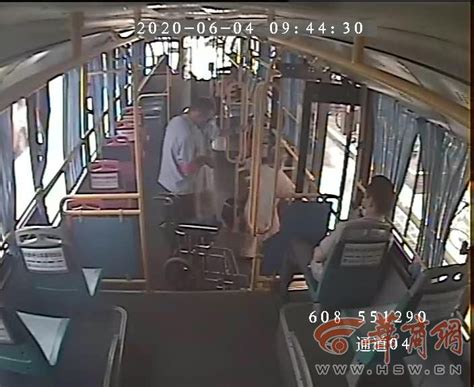 暖心！西安608路公交司机搀扶老人上下车：是咱的份内工作|西安公交|公交司机-西安新闻_华商网新闻