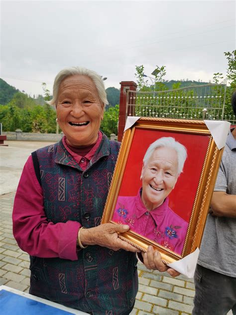 志愿者为山区老人拍“最美遗照” 4年定格2000余张面孔_凤凰网