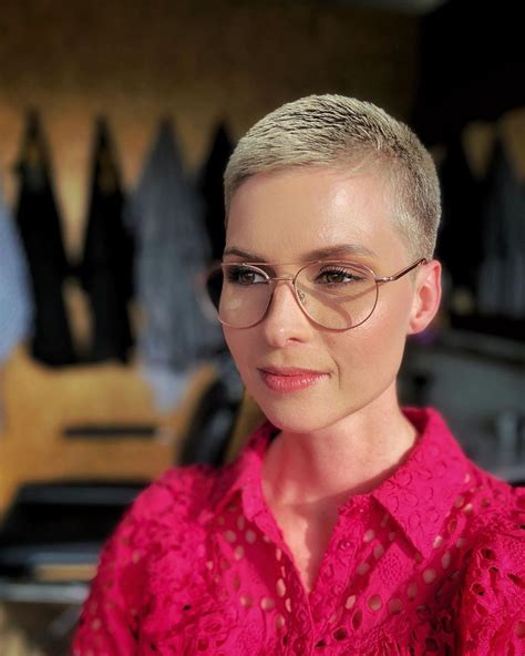 Beautiful celebrity women who shaved their heads – Artofit