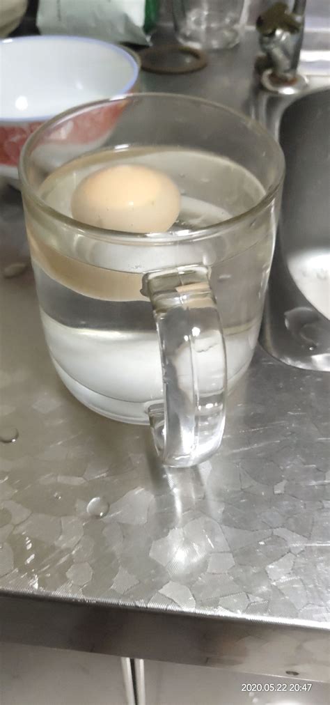 为什么在桌面上撒盐可以让鸡蛋立起来？ - 知乎
