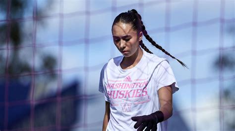 University of Washington goalkeeper Mia Hamant dies from kidney cancer ...