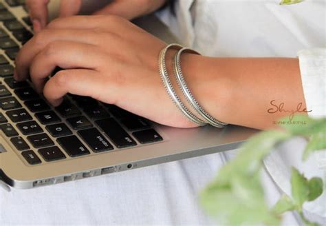 Adya Fine Daana Art Border Flat Bangle